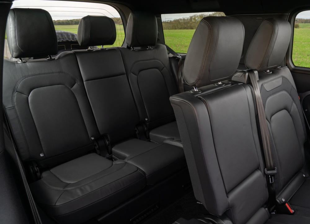 Land Rover Defender 130 D300 HSE - Image 8