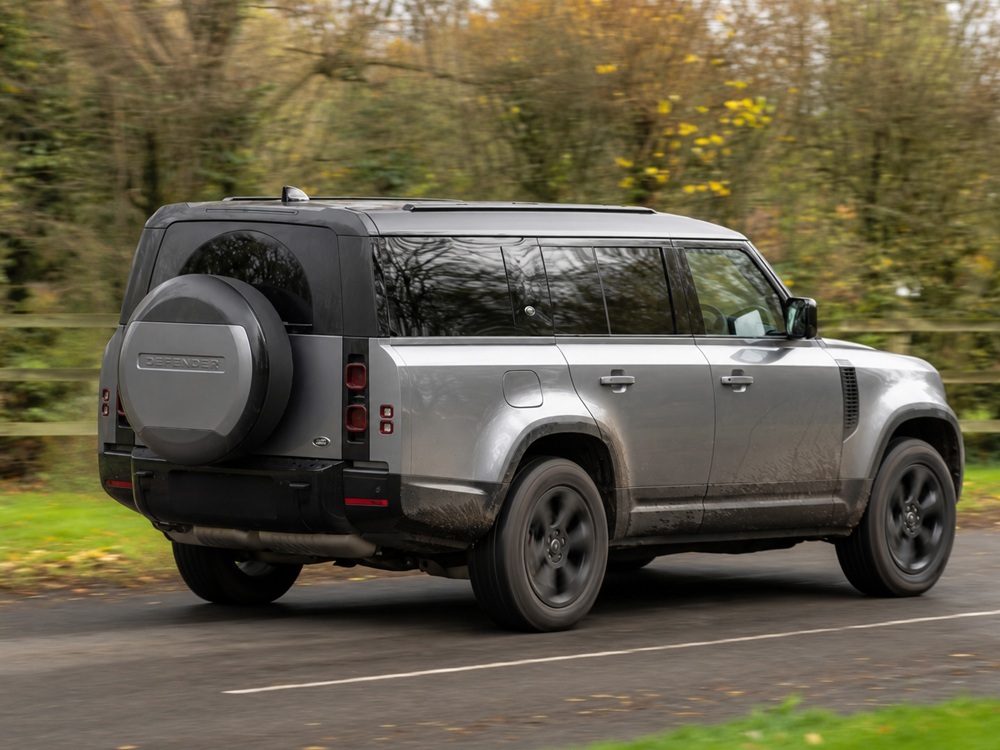 Land Rover Defender 130 D300 HSE - Image 5